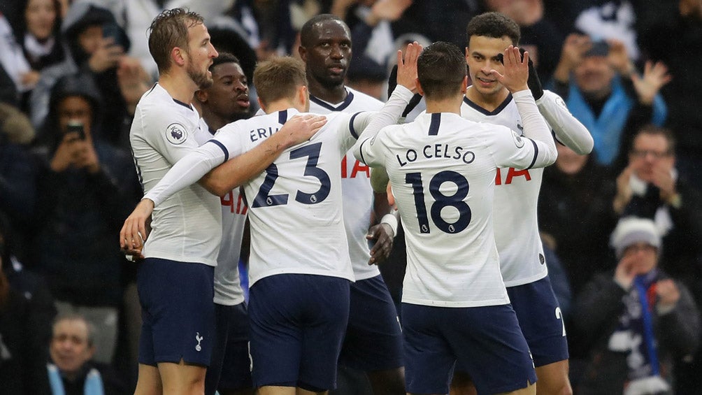 Jugadores del Tottenham celebran una anotación