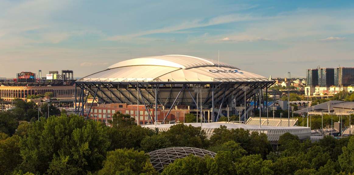  El USTA Billie Jean King National Tennis Center a lo lejos