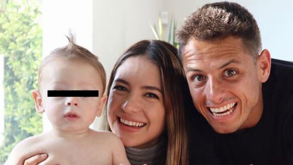 Chicharito junto a su esposa y su bebé