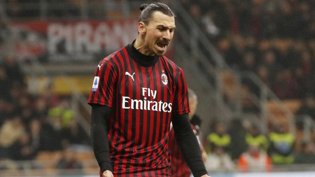 Zlatan Ibrahimovic durante un duelo con el Milan