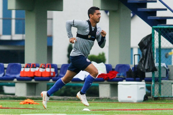 Elías Hernández en práctica con Cruz Azul