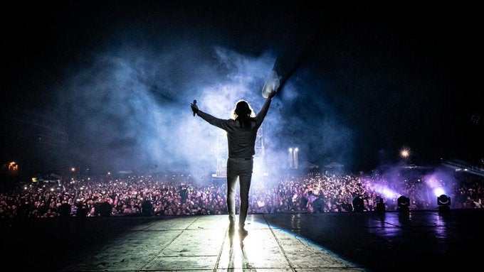 Marco Antonio Solís durante un concierto