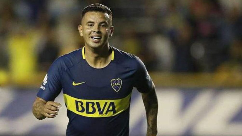 Edwin Cardona durante un duelo con Boca Jrs