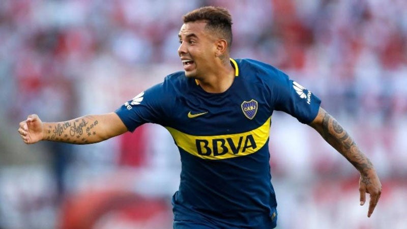 Edwin Cardona festeja un gol con Boca Juniors 