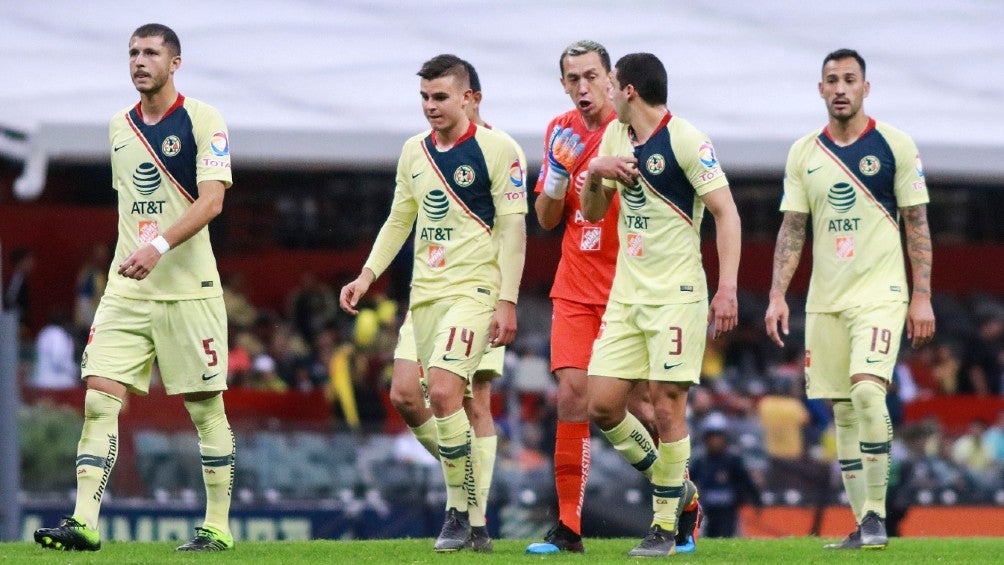 Jugadores del América durante un partido en el estadio Azteca