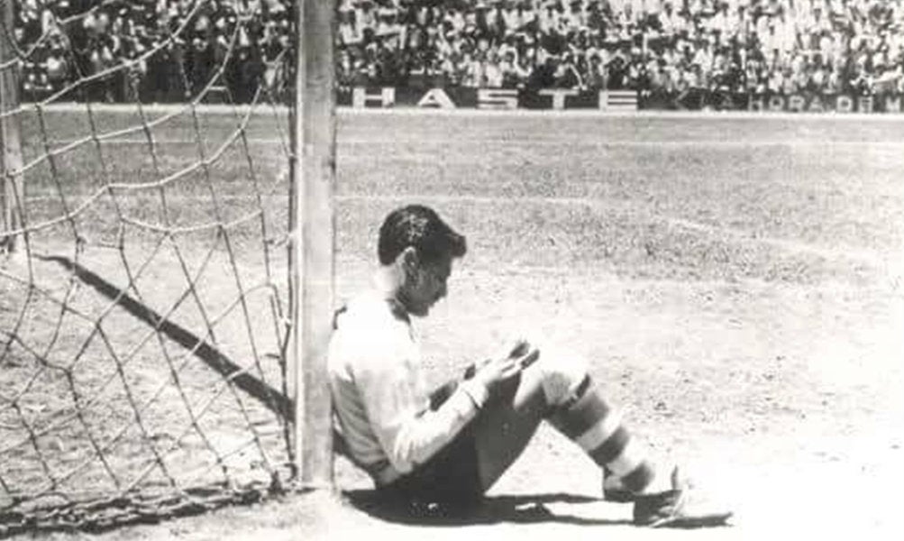 Tubo Gómez leyendo en un Clásico Tapatío