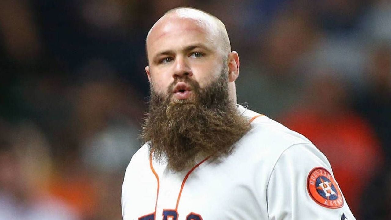 Evan Gattis se lamenta durante un juego