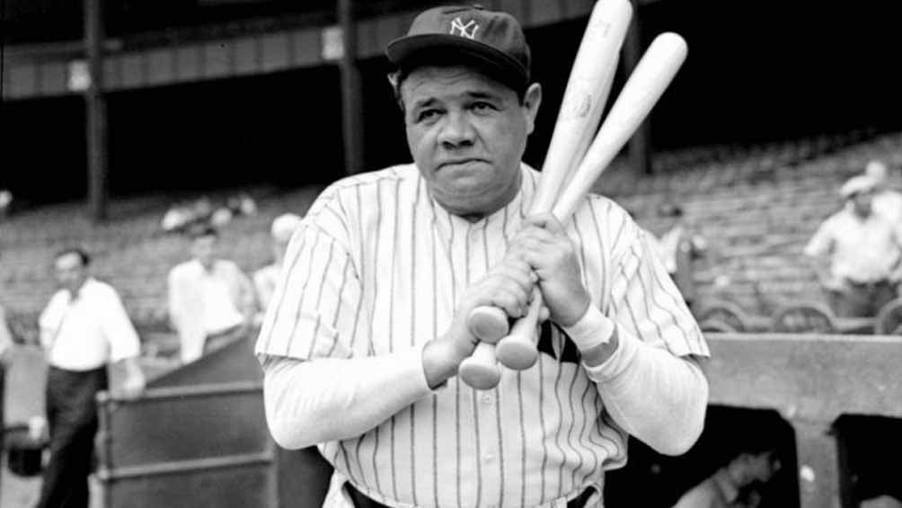 Babe Ruth posa ante la lente de la cámara