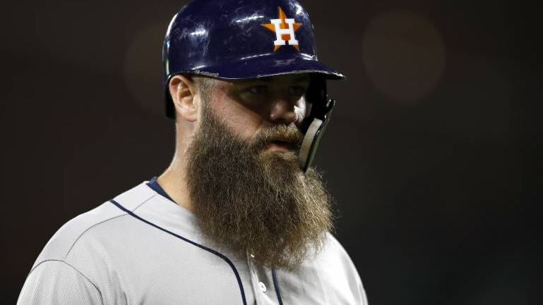 Evan Gattis, molesto tras una falla 