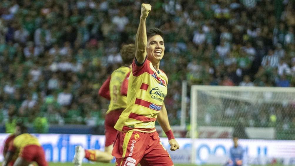 Efraín Velarde celebra una anotación con Morelia