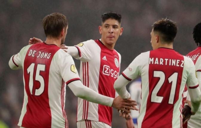 Edson Álvarez durante un juego con el Ajax