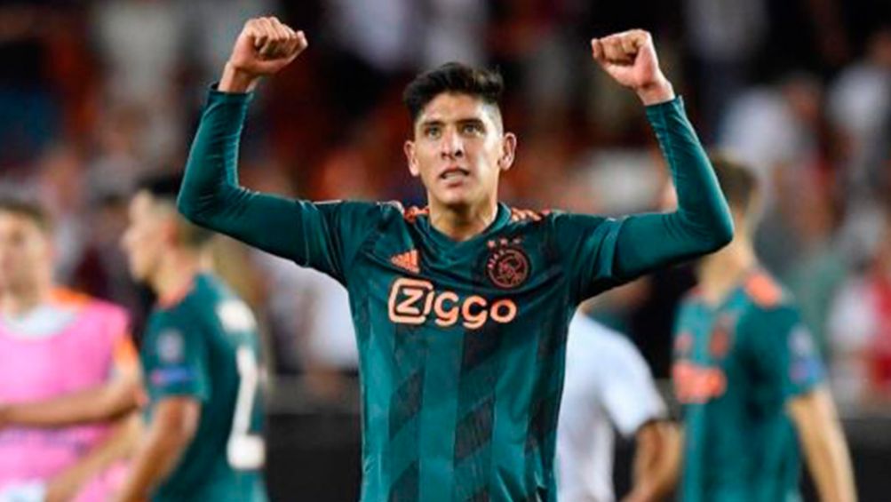 Edson Álvarez festeja en un juego con el Ajax