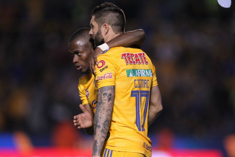 Enner Valencia en celebración con Gignac