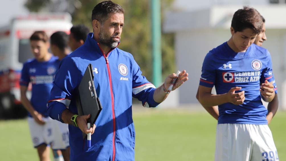 Castro dirige una sesión con los jóvenes de Cruz Azul