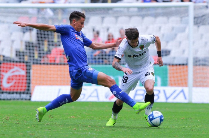 Lichnovsky pelea el balón