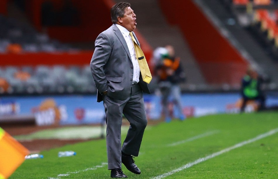 Miguel Herrera durante un partido con América