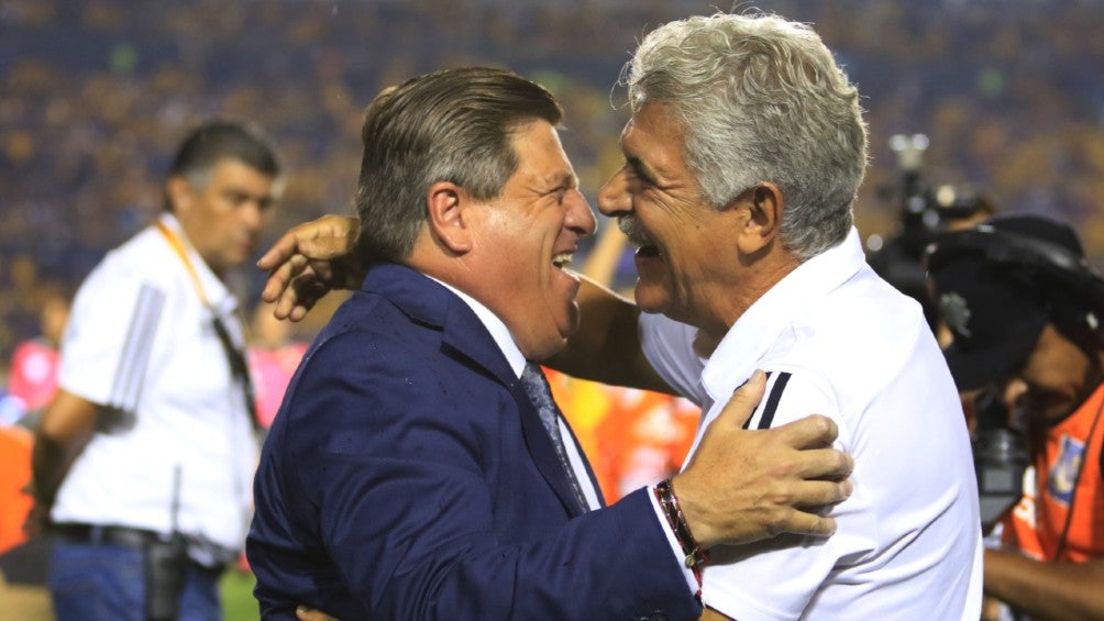 Miguel Herrera saluda a Ricardo Ferretti previo a un partido