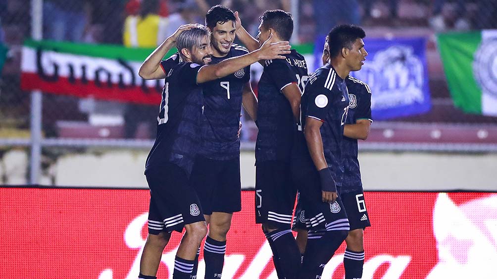 Jugadores de la Selección Mexicana festejan un gol