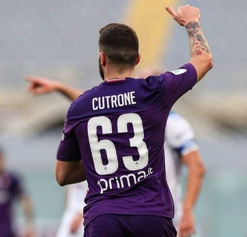 Patrick Cutrone festeja durante un juego de la Viola