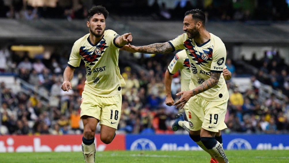 Bruno Valdéz y Emanuel Aguilera celebrando un gol con América