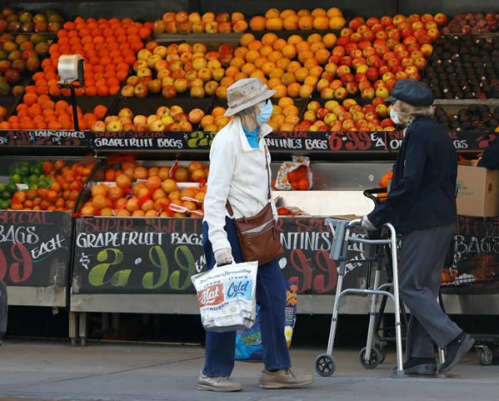 Personas hacen sus compras en Nueva York