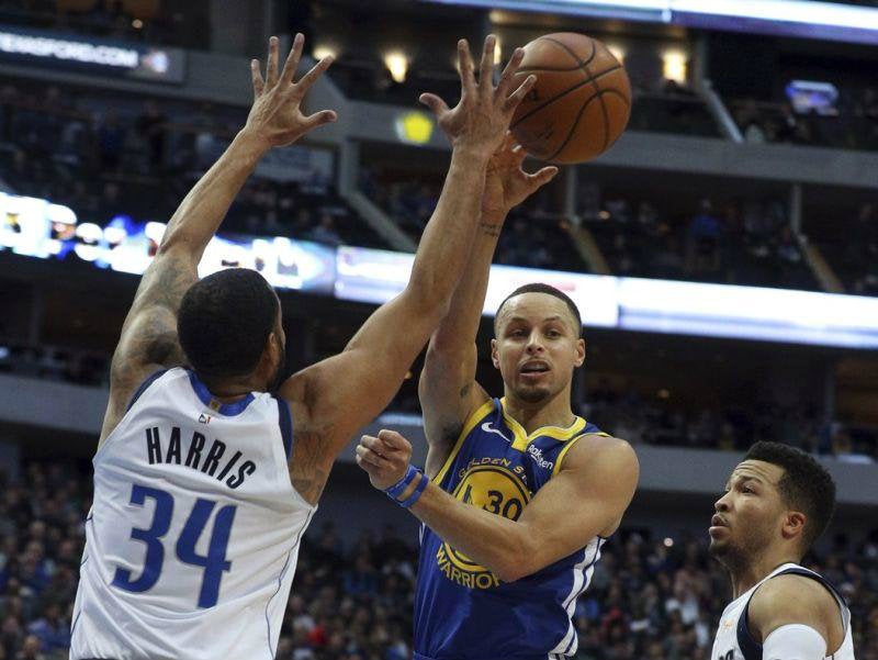 Curry en duelo ante Dallas 