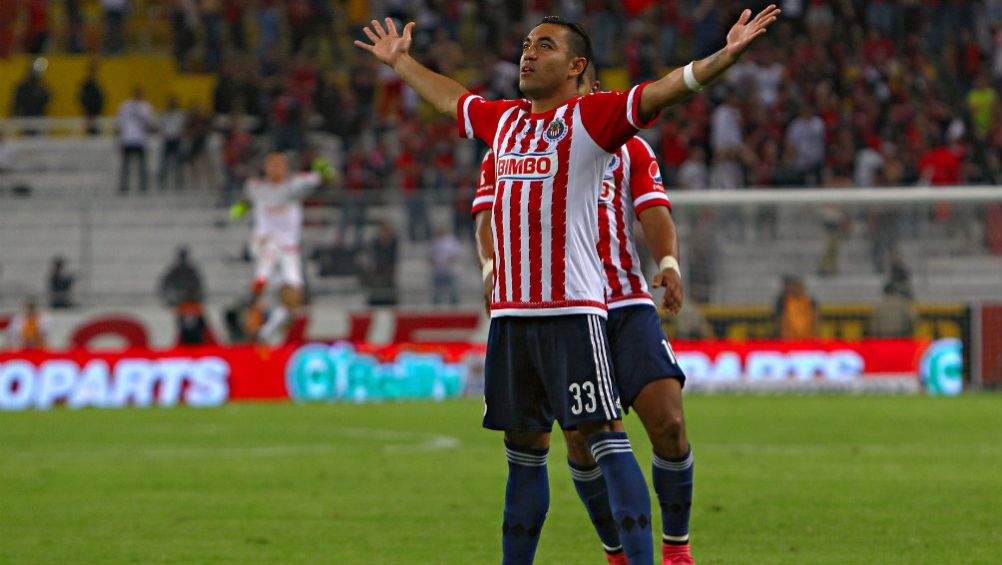 Marco Fabán celebrando una anotación con Chivas 