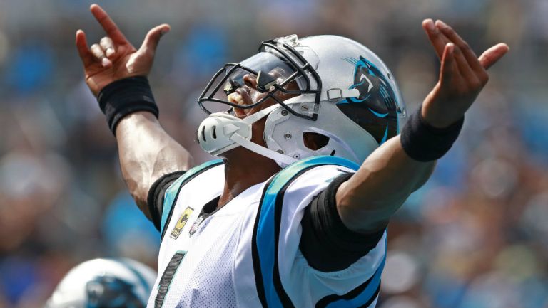 Cam Newton celebra una de sus cuatro anotaciones