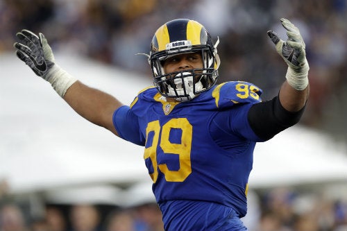 Aaron Donald durante un partido de los Rams