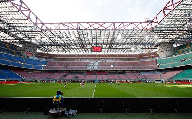 Jugadores de Milan y Genoa, durante un partido a puerta cerrada