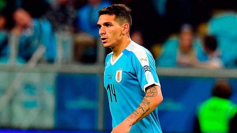 Torreira en un partido con la Selección de Uruguay