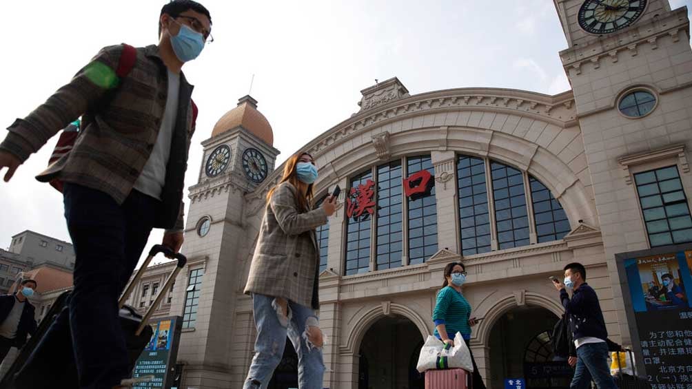 Viajeros caminan frente a la estación ferrviaria de Hankou, Wuhan