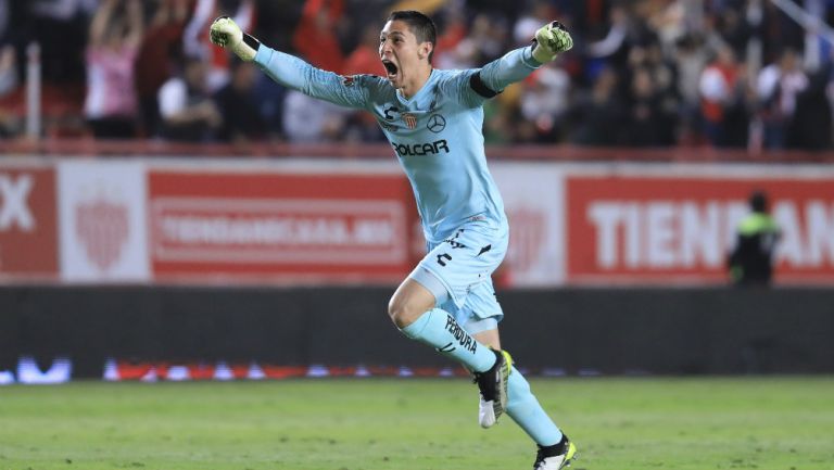 Hugo González celebrando un gol de Necaxa 