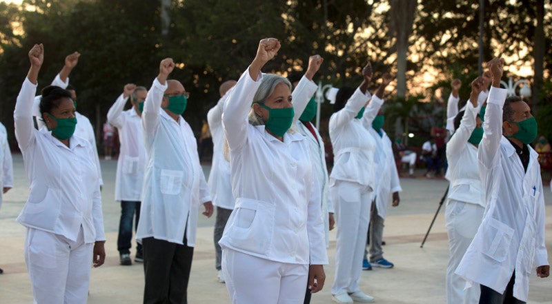 Una brigada de profesionales de la salud cubanos