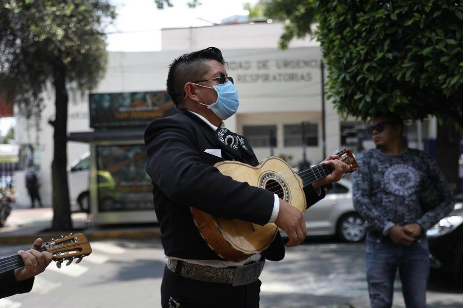 Mariachi con cubrebocas frente al Hospital Nacional de Enfermedades Respiratorias