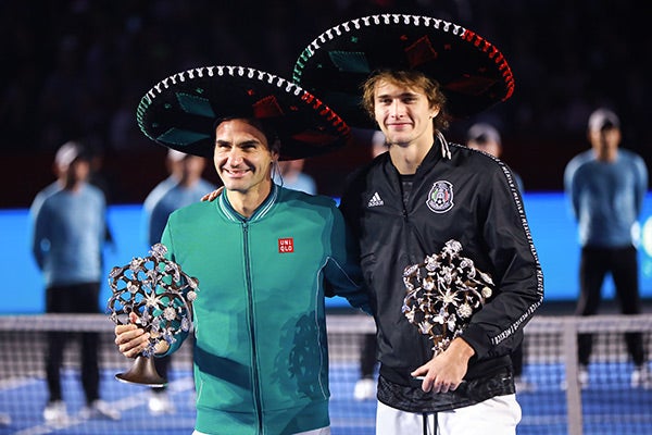 Federer y Zverev, durante su juego de exhibición en México