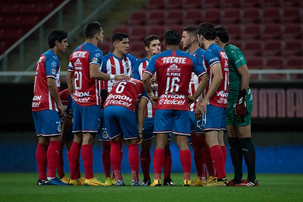 Jugadores de Chivas en el partido contra Rayados 