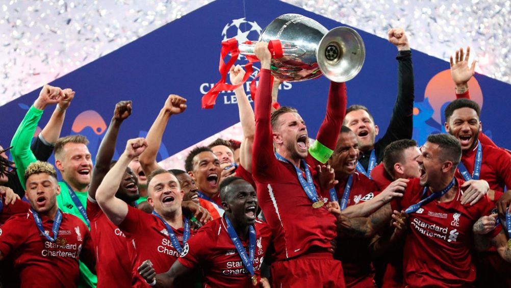 Jugadores del Liverpool levantan la Orejona en 2019