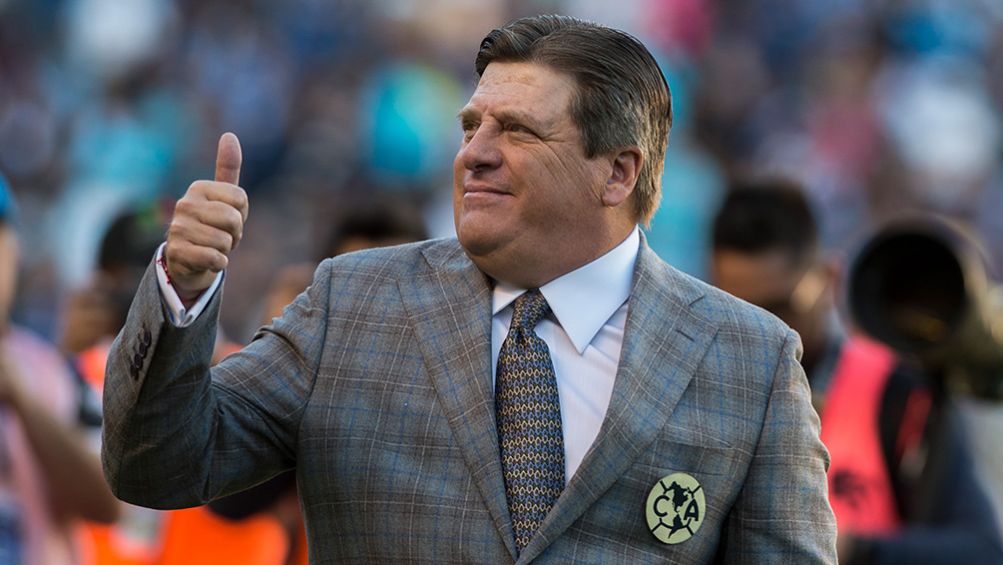 Miguel Herrera saluda en un juego del América