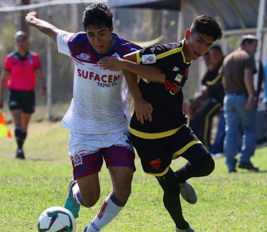 Acción del juego entre Deportivo Cimagol y Sufacen Tepic