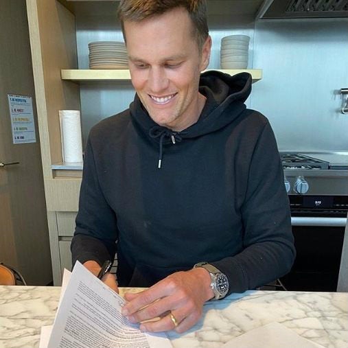 Tom Brady firmando su contrato con Tampa Bay