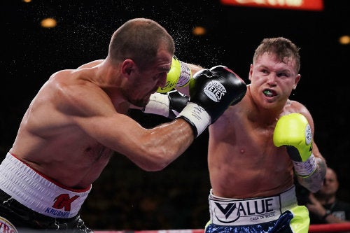 Álvarez le da un golpe a Kovalev