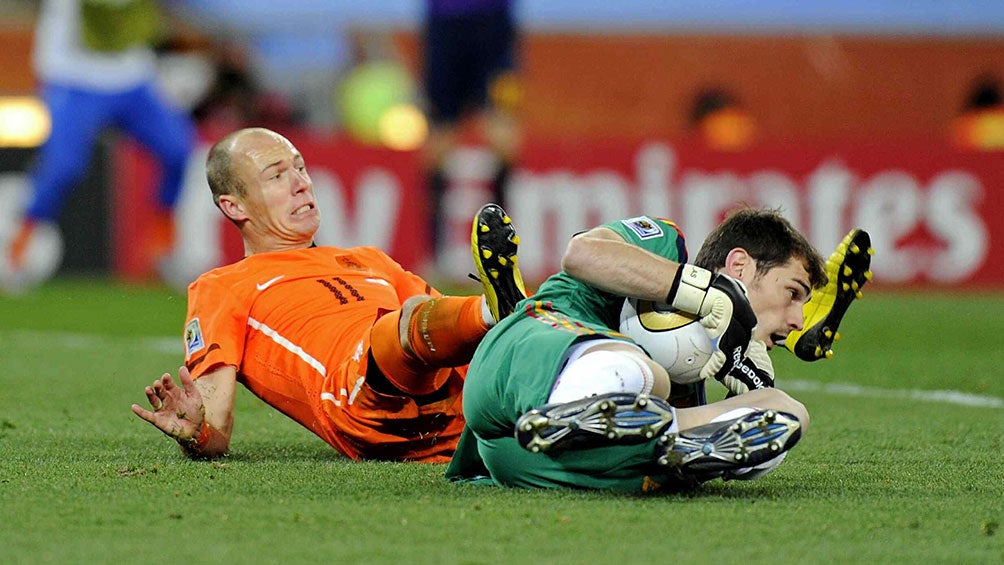 Iker Casillas en jugada con Arjen Robben