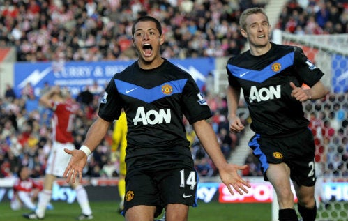 Javier Hernández y Darren Fletcher celebran un gol