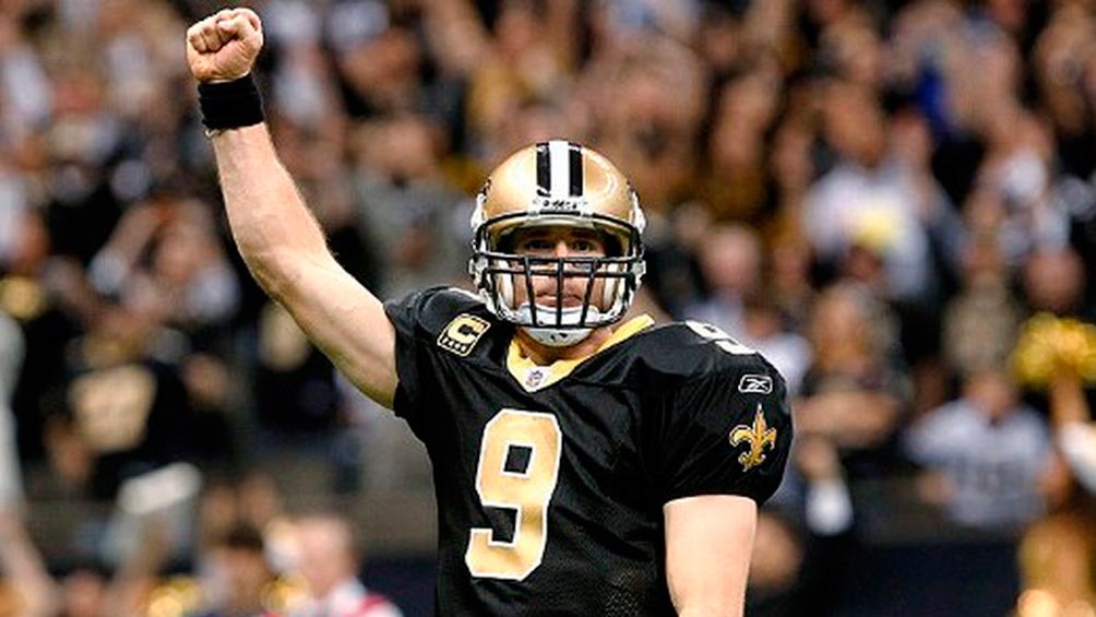 Brees festeja un TD con los Saints