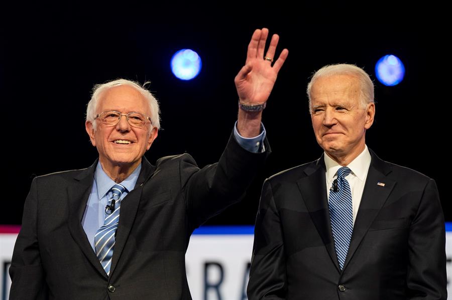 Bernie Sanders junto a Joe Biden