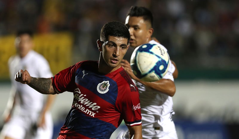 Víctor Guzmán, en un partido con Chivas