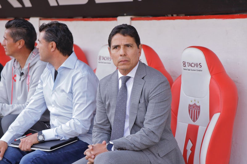 Alfonso Sosa en la banca del Necaxa