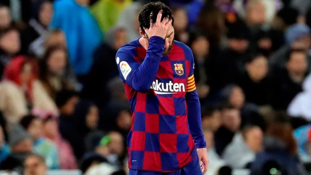 Messi se lamenta en un juego del Barcelona