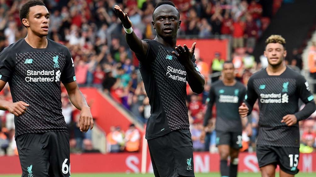 Sadio Mané durante un duelo con el Liverpool